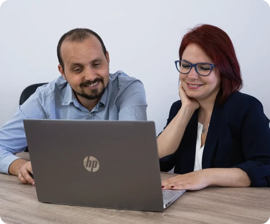 Aday Quintero y Anabel Alonso, fundadores de Asesorae, trabajando con un portátil