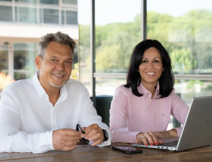 Josep Suñé y Sandra Llano, de IXO Business Consulting, en su despacho